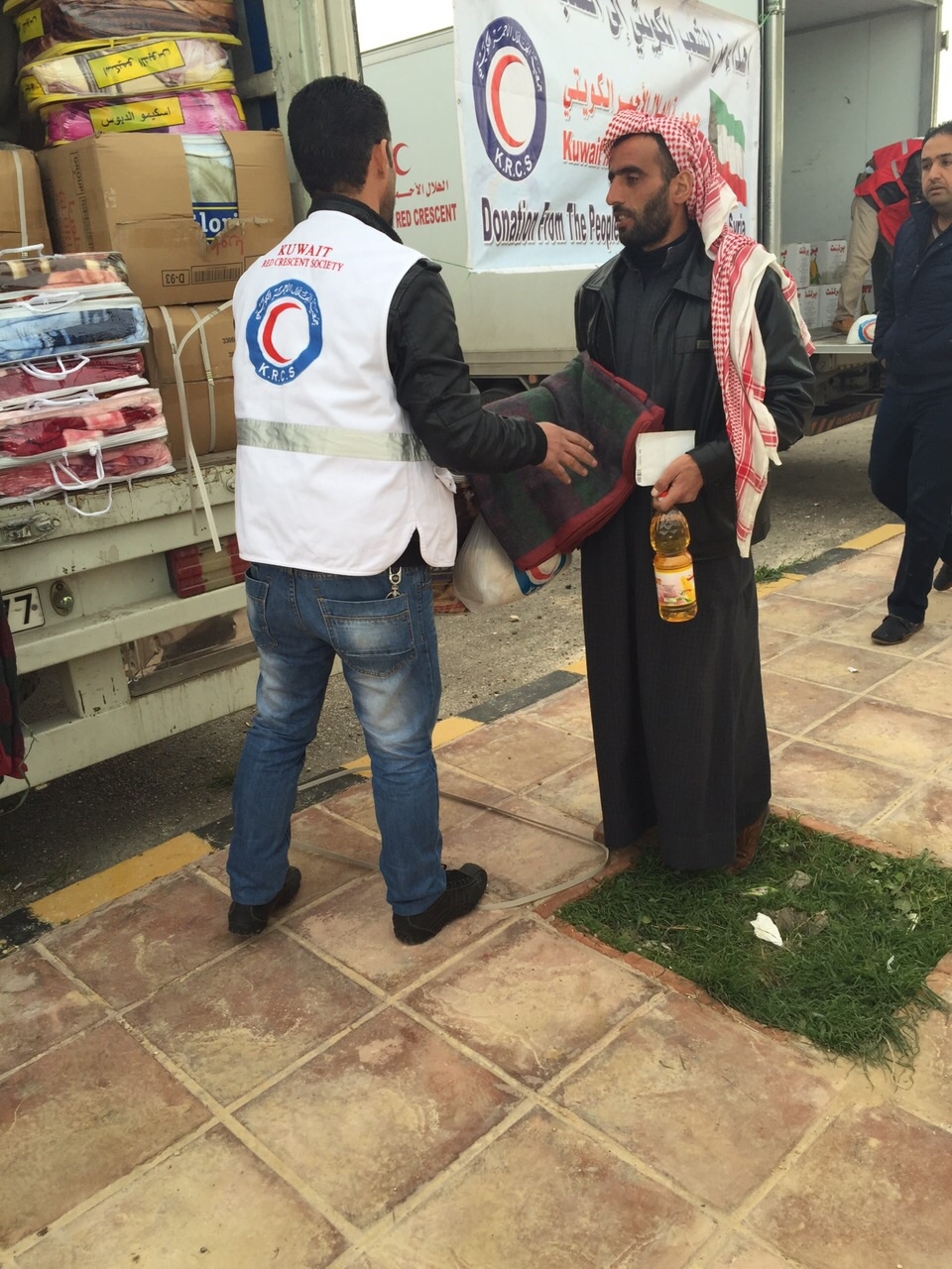The Kuwait Red Crescent Society distributes aid to 400 Syrian refugees in Jordanimage