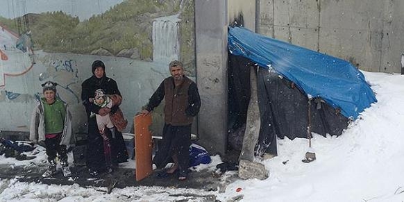 Syrian refugees struggle to survive in icy conditionsimage