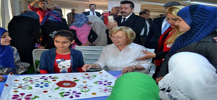 German state minister visits Syrian refugee camps and praise Turkey for refugee Children Educationimage