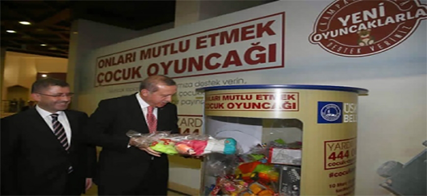 Municipality in Istanbul put donation boxes in various places to draw a smile on the faces of Syrian childrenimage