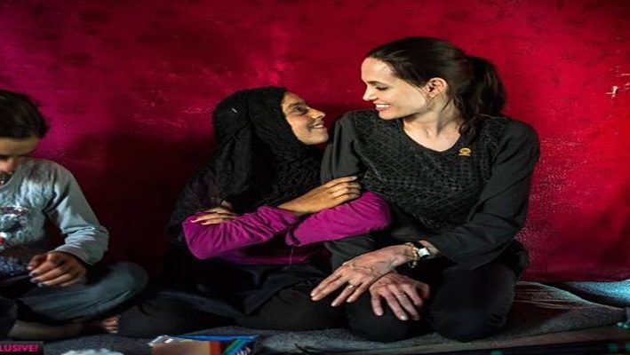 Angelina Jolie visits the refugee camp in Lebanon with her daughterimage