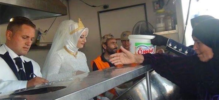Turkish couple feed 4000 refugees on wedding dayimage