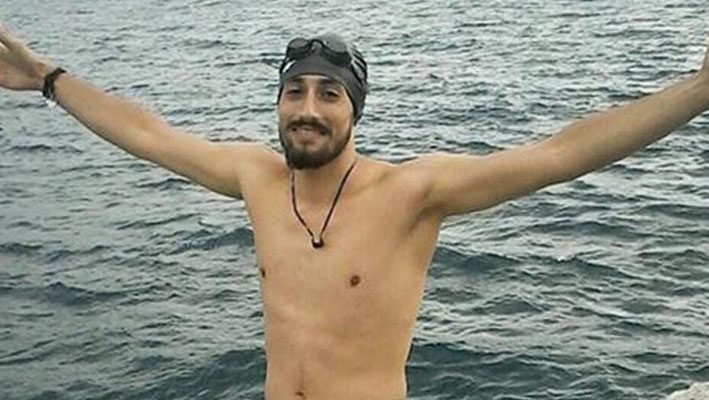 Syrian refugee Ameer Mehtr swims for 7 hours to start new life in Europeimage